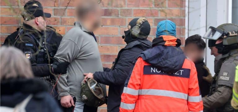 Schwerin: Polizei-Großaufgebot beendet Widerstand gegen Abschiebung