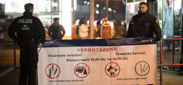 Berlin: Chaoten am Alexanderplatz Hunderte bewerfen sich und Polizei mit Pyrotechnik