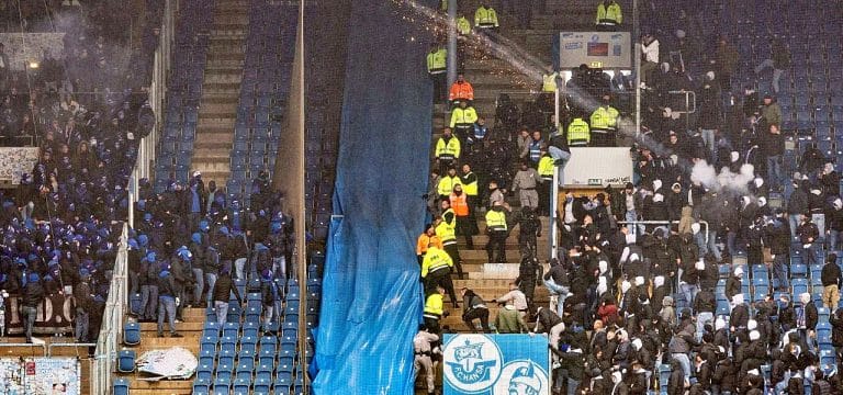 Neustart direkt mit Roter Karte: Spiel zwischen Rostock und Schalke lange unterbrochen