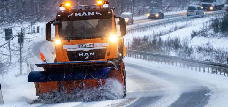 Unfälle auf glatten Straßen – Gefahrguttransport gestoppt