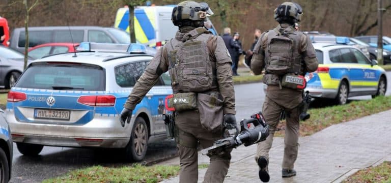 Polizei: Afghane verletzte sich selbst bei Abschiebeeinsatz