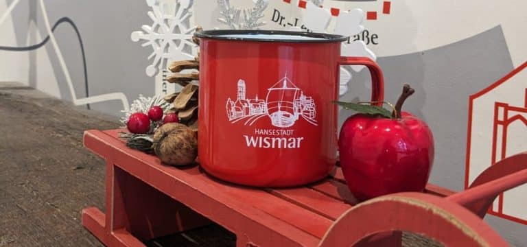 Wismar: Souvenir des Monats – Emaille-Tasse