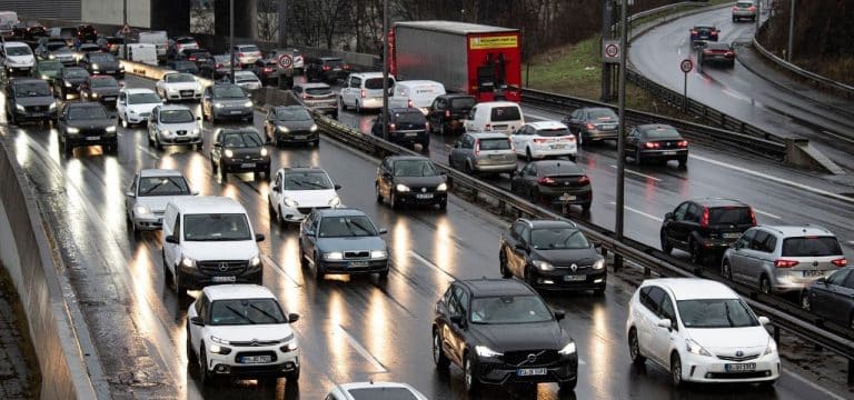 Windiger Start in Weihnachtswochenende: Verkehr rollt wieder