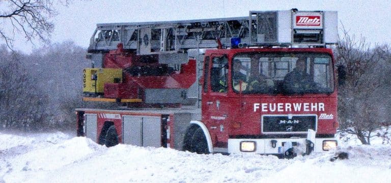 Rostock: Feuer in Wohnzimmer – 84-Jähriger in Lebensgefahr