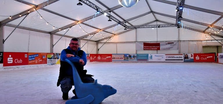 Wismar: „Eisbahn“ bleibt auch über Weihnachten die Attraktion