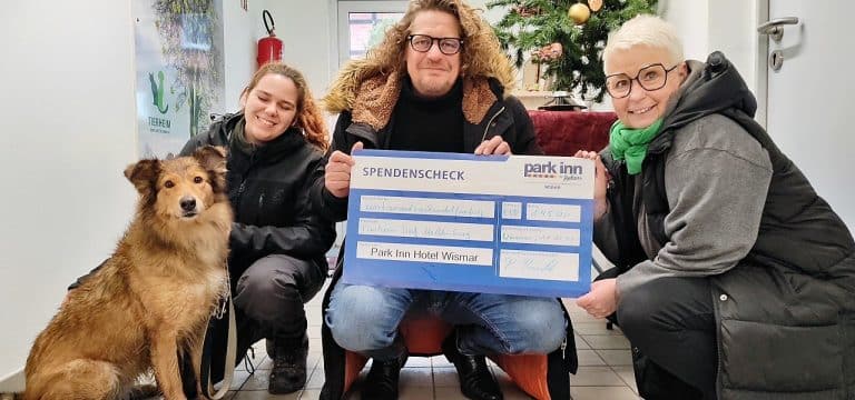 Und das so kurz vor Weihnachten: Tombola-Erlöse ans Tierheim übergeben