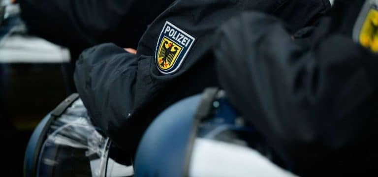 Bundespolizei MV stellt illegale Pyrotechnik sicher