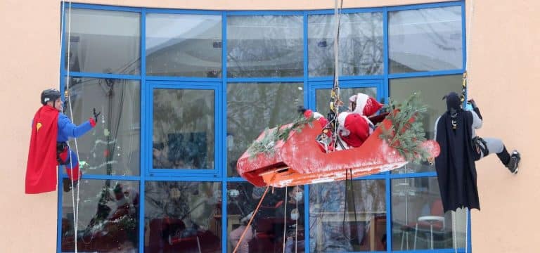 Nikolaus-Aktion in Rostock: Schwebender Schlitten und Superman