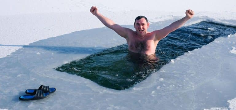 Kann gesund oder riskant sein: Wie geht man sicher eisbaden – und wer lässt es besser?