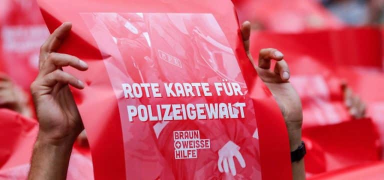 „Schrille Töne“ statt Aufklärung: Fußballfans vermissen kritischen Blick auf Polizeigewalt