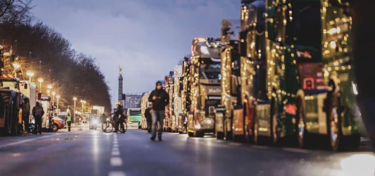 1300 Polizisten im Einsatz: Tausende Traktoren blockieren schon am Morgen Berlin