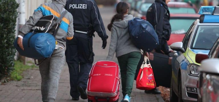 Bundestag beschließt Gesetz: Abgelehnte Asylbewerber können schneller abgeschoben werden