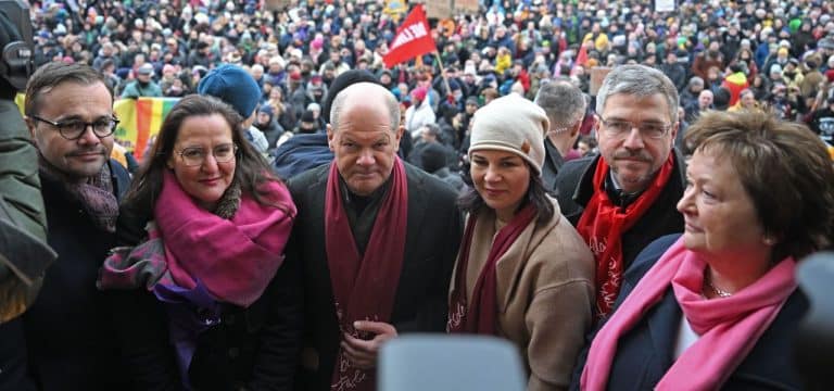Protest gegen Vertreibungspläne: Tausende demonstrieren, um „Demokratie zu verteidigen“
