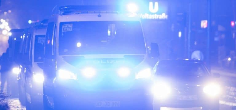Zwei Männer sterben durch Böller: Angriffe auf Rettungskräfte, viele Festnahmen in Berlin