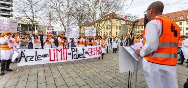 Ärztinnen und Ärzte für bessere Arbeitsbedingungen