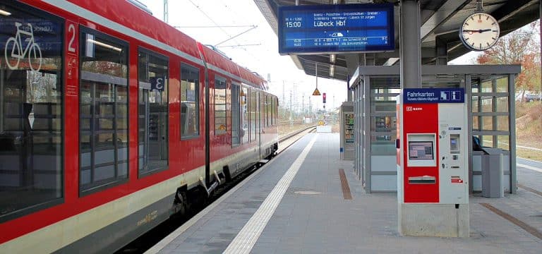 Schwerin/Wismar: Bahnmitarbeiterin im Zug von Mann bedroht