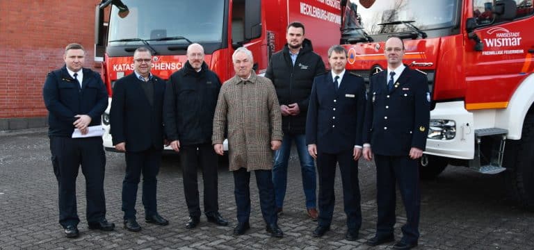 Wismar: Pegel übergibt zwei Fahrzeuge für den Katastrophenschutz