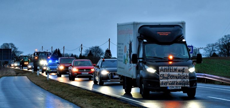 Demonstrationen und viele Autokorsos in Mecklenburg-Vorpommern