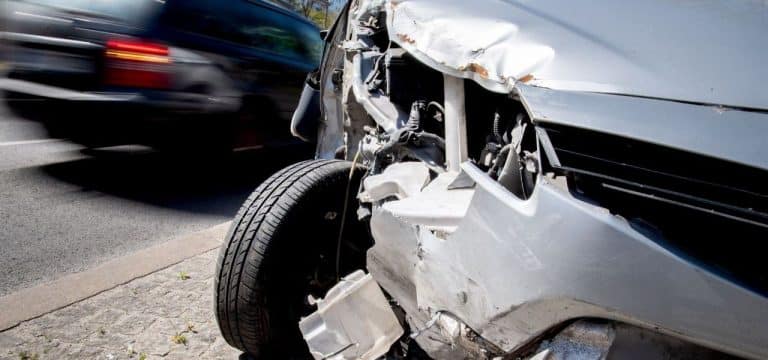 Urteil aus dem Verkehrsrecht: Unerlaubt vom Unfallort entfernt – kein Versicherungsschutz?