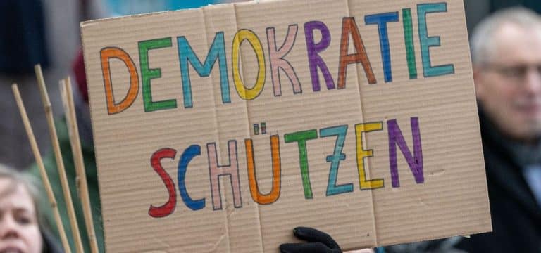 Landtag begrüßt mehrheitlich Demonstrationen für Demokratie