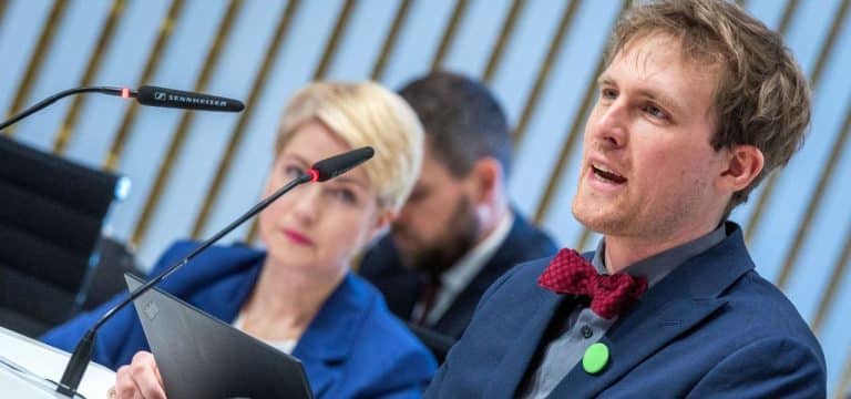 Grünen-Abgeordneter verteilt Lakritz-Heringe im Landtag
