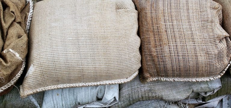 Wismar: Berufsfeuerwehr verteilt Sandsäcke am Ziegenmarkt und in der Rabenstraße