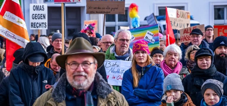 Rund 1500 Menschen bei Demo gegen Rechtsextremismus in Wismar