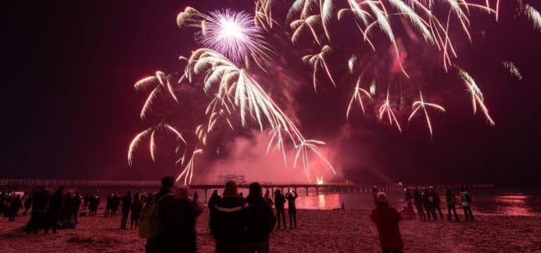 Menschen in Mecklenburg-Vorpommern feiern Neujahr mit Feuerwerk