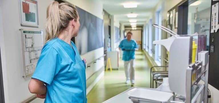 Notstand befürchtet: Deutschland könnten bis 2049 rund 690.000 Pflegekräfte fehlen
