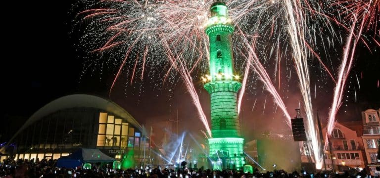 Tausende beim Warnemünder Turmleuchten