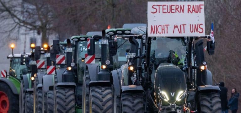 Erneut Bauernproteste: Landwirte fahren in Schwerin vor