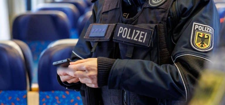Hansa-Fans mit rassistischen Aussagen über Zugsprechanlage