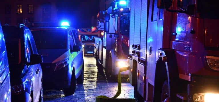 Wismar: Zimmerbrand in der Erwin-Fischer-Straße – Feuerwehr rettet Schwerverletzten