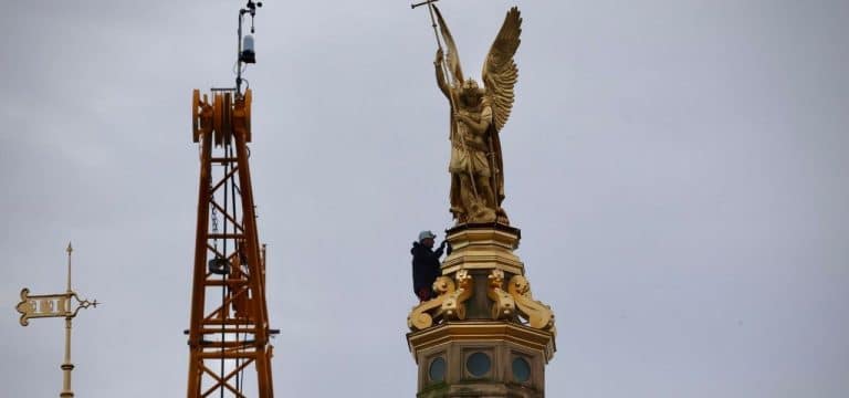 Engelsfigur von Schweriner Schloss wird abgebaut