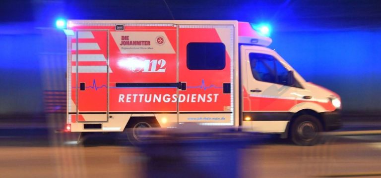 Fußgänger wird von Auto angefahren und schwer verletzt