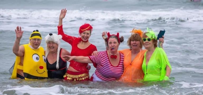 Rostock: Faschingsbaden in der Ostsee
