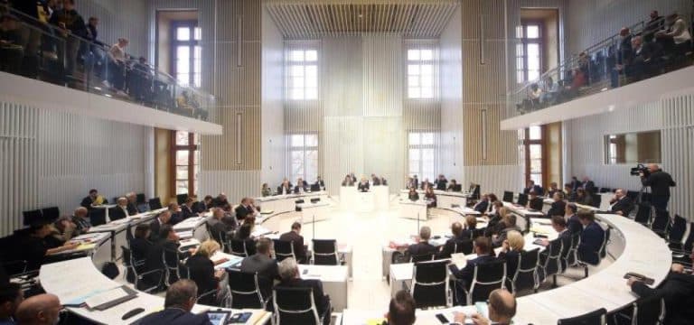 Plenarsaal im Landtag vor Umbau? FDP will in die Mitte