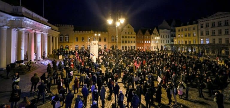 600 Menschen bei Demonstration für Demokratie in Schwerin
