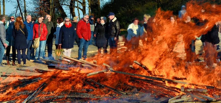Osterfeuer am Wendorfer Strand in Wismar