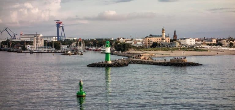„Unsanft“ angelegt – Drei Verletzte auf Warnowfähre