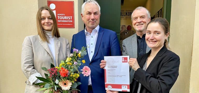Wismar: Erfolgreiche Folgezertifizierung der Tourist-Info mit Qualitätssigel „i-Marke“
