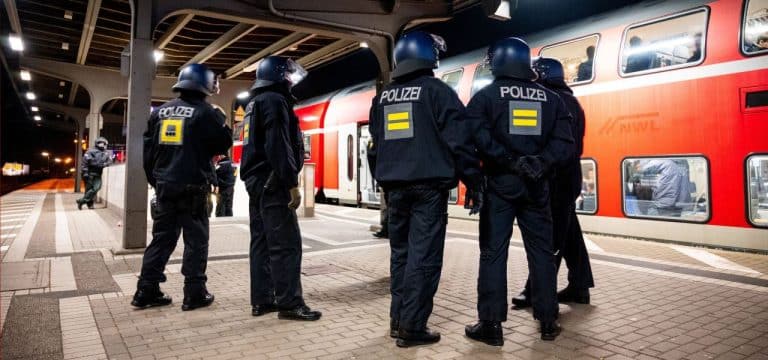 Auf der Rückreise aus Rostock: Polizei kontrolliert stundenlang Zug mit HSV-Fans