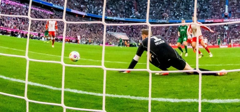 FC Bayern dreht Gladbach-Spiel: 19-Jähriger und Kane bügeln Neuer-Patzer aus
