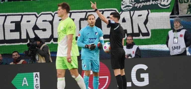 Schubser kostet Hoffenheim Sieg: Auch Bundesliga-Spiel in Wolfsburg unterbrochen