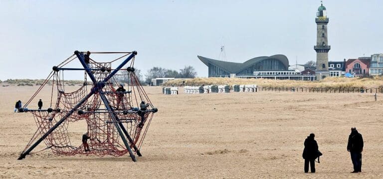 Streit um Strandkörbe: Warnemünder Strand deutlich leerer