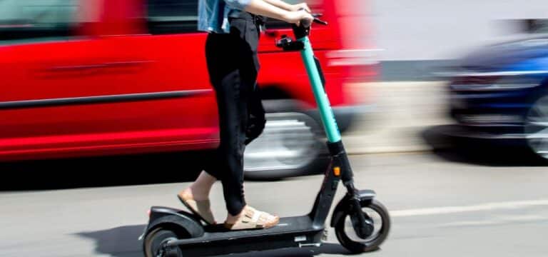 Polizei stoppt alkoholisierten E‑Scooter‑Fahrer – Schreckschusswaffe und Drogen gefunden