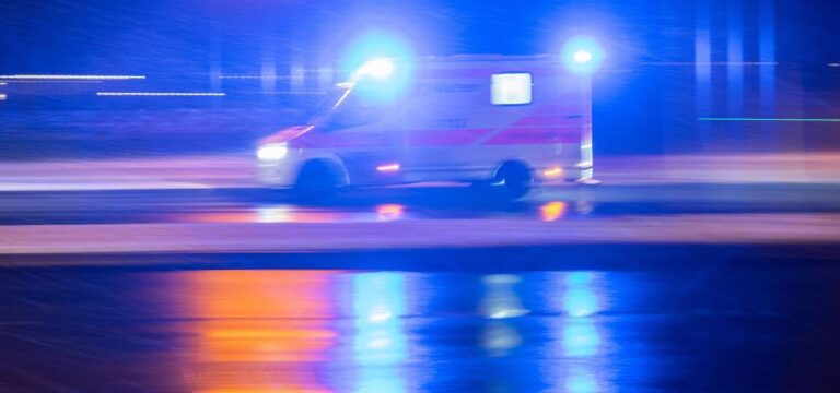 Autos stoßen auf B105 zusammen: Vier Menschen in Krankenhaus