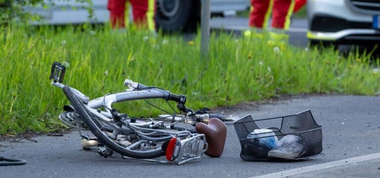Unfall mit zwei Radfahrern: Mann erliegt seinen Verletzungen