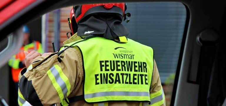 Feuerwehren im Einsatz: Verpuffung bei Wismar Pellets