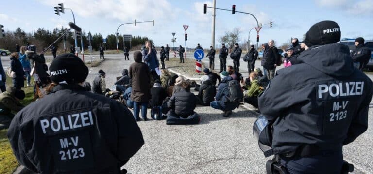 Letzte Generation demonstriert auf Rügen gegen LNG-Terminal